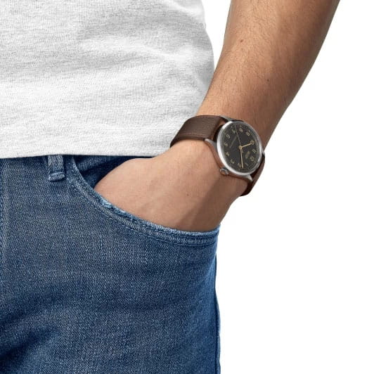 Tissot T1424641606200 мужские часы застежка крупным планом